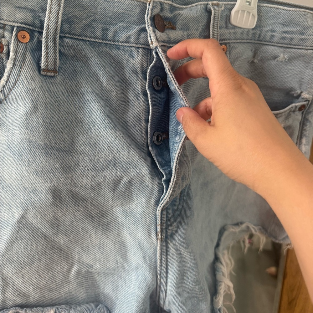 Madewell Buttonfly Relaxed Denim Shorts in Cedarcroft Wash - Picture 5 of 7